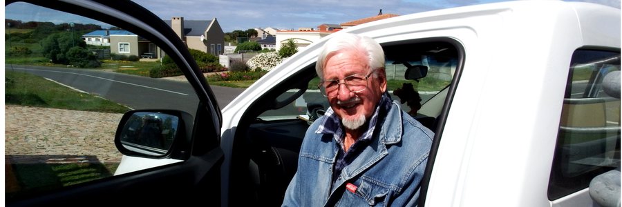 Die 90-jarige bouer, Chris Basson, sit in sy â€œkantoorâ€ kort voor die onderhoud met hom.